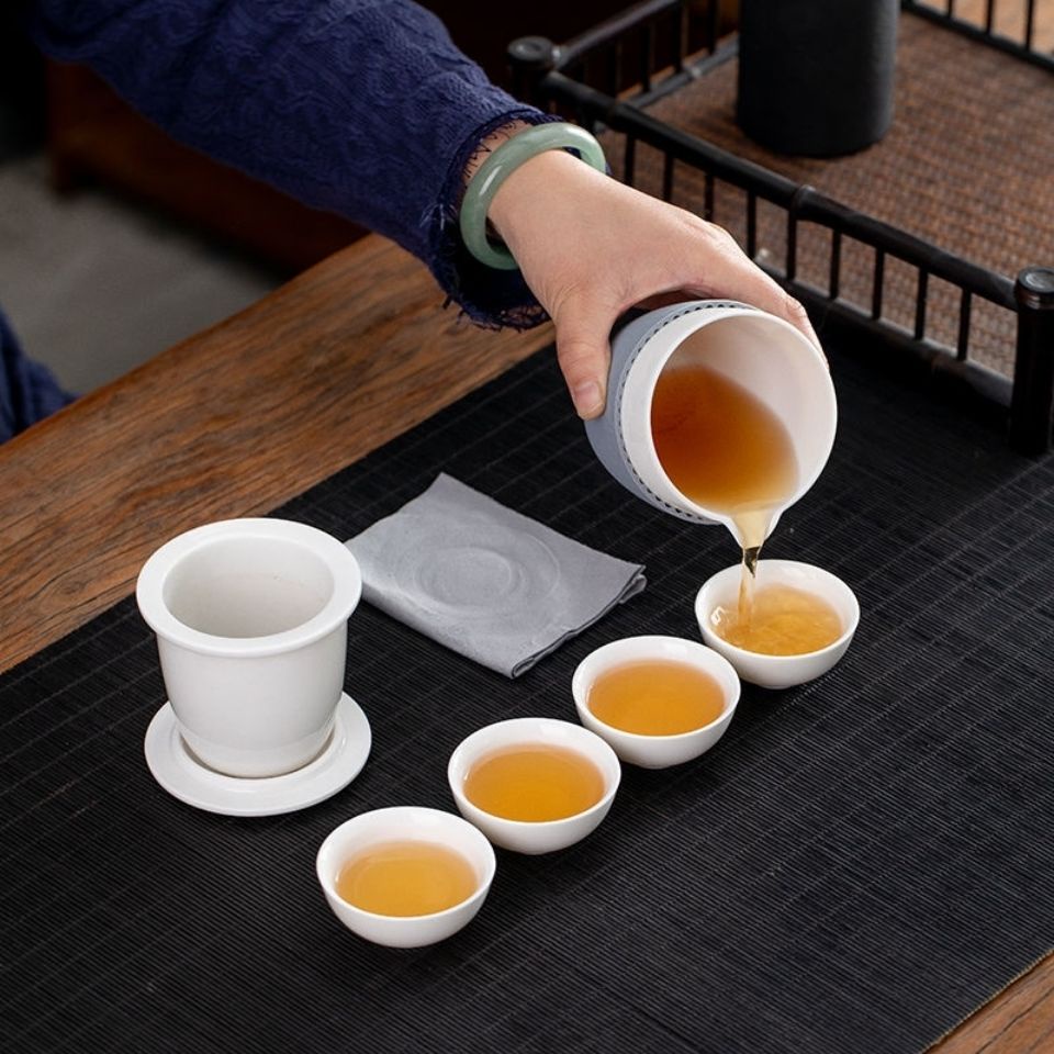 Bộ ấm trà bằng sứ màu trắng chống bỏng kèm vòng đeo tay tiện dụng cho gia đình/ văn phòng