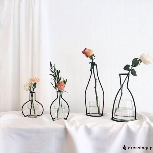 Khung đựng lọ hoa thiết kế đơn giản dùng để trang trí nội thất