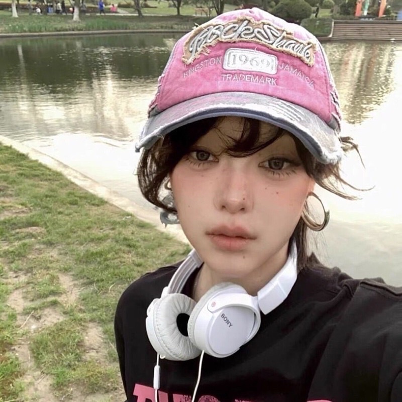 Mũ thời trang phong cách Y2K.