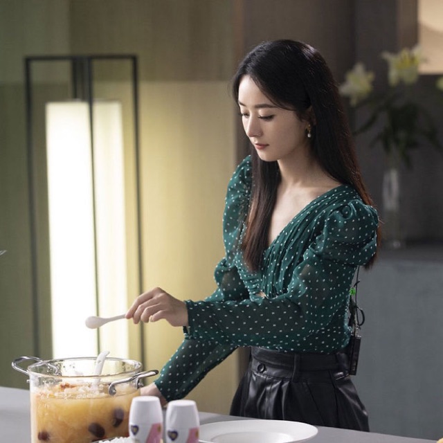 Áo kiểu chấm bi tay dài Triệu Lệ Dĩnh