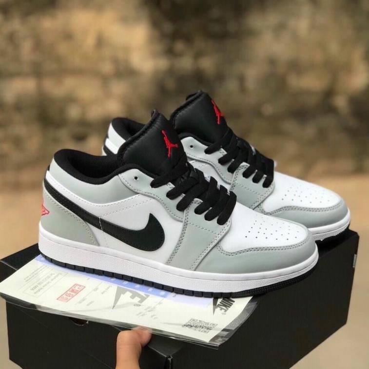 Giày Jordan xám chỉ đỏ vạch đen cổ thấp [Full Bill Box] Giày JD1 low xám smoke grey đủ size nam nữ 2021 | BigBuy360 - bigbuy360.vn
