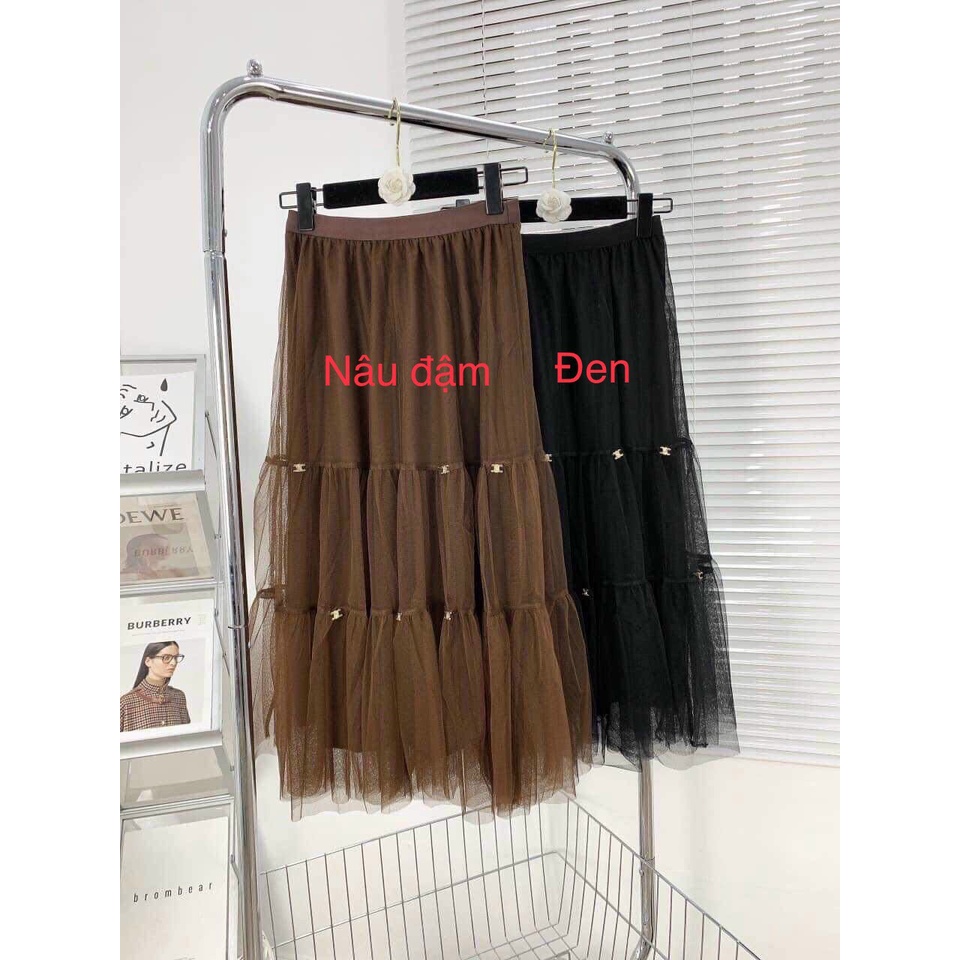 Chân váy xoè dáng dài, chất von ren tầng công chúa nhiều lớp mềm mại, đính chữ họa tiết đẹp thích hợp đi chơi chụp ảnh