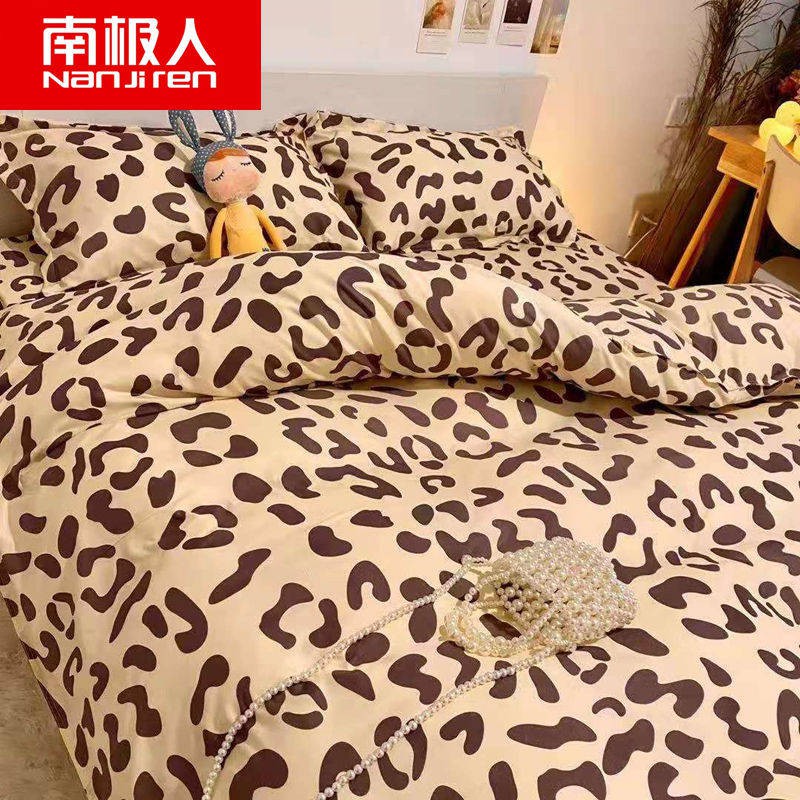 Người dân Nam Cực Net Giường đỏ Leopards bốn mảnh được đặt Tấm giường bé gái nhỏ và tươi là bộ ký túc xá ba mảnh