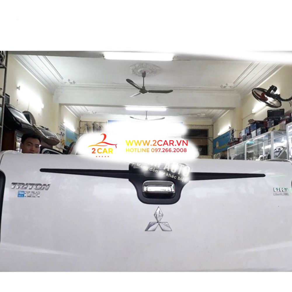 Ốp trang trí tay mở cốp sau Mitsubishi Triton 2019 loại nhựa đen