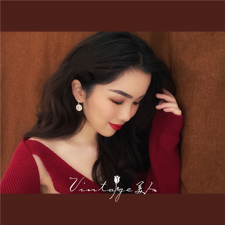 Khuyên tai hình oval đính kim cương độc đáo