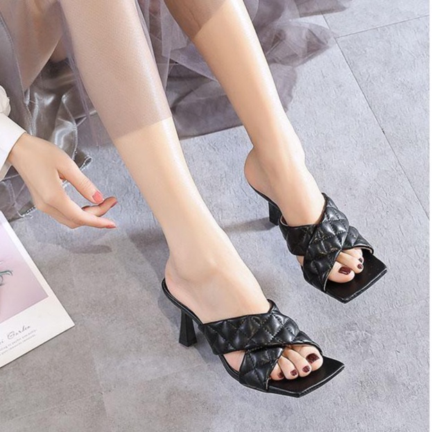 Guốc nữ mã LTG15 cao 5P có 2 màu Trắng và Đen thích hợp đi chơi, đi làm