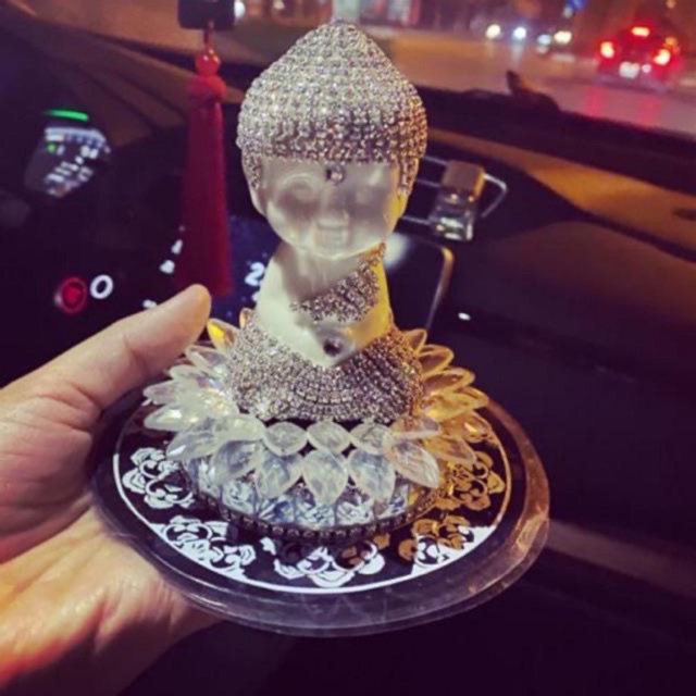 Tượng phật để oto ( giá đã bao gồm thảm lót , tinh dầu thơm , chuỗi vòng )