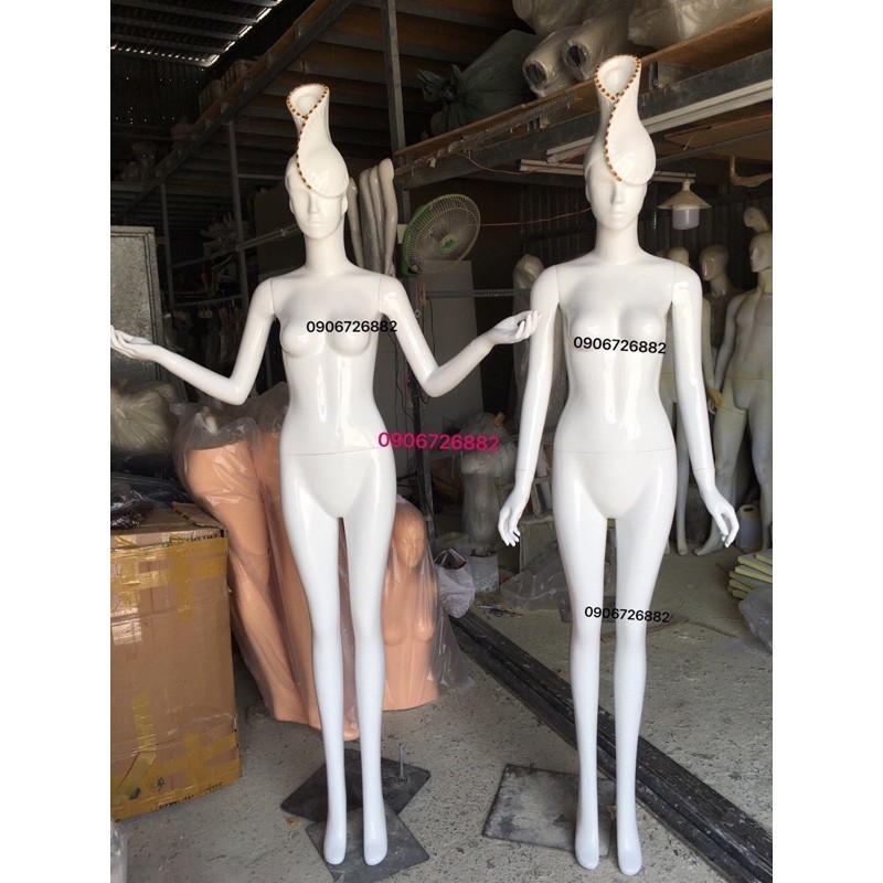 Manocanh nữ tạo dáng áo cưới