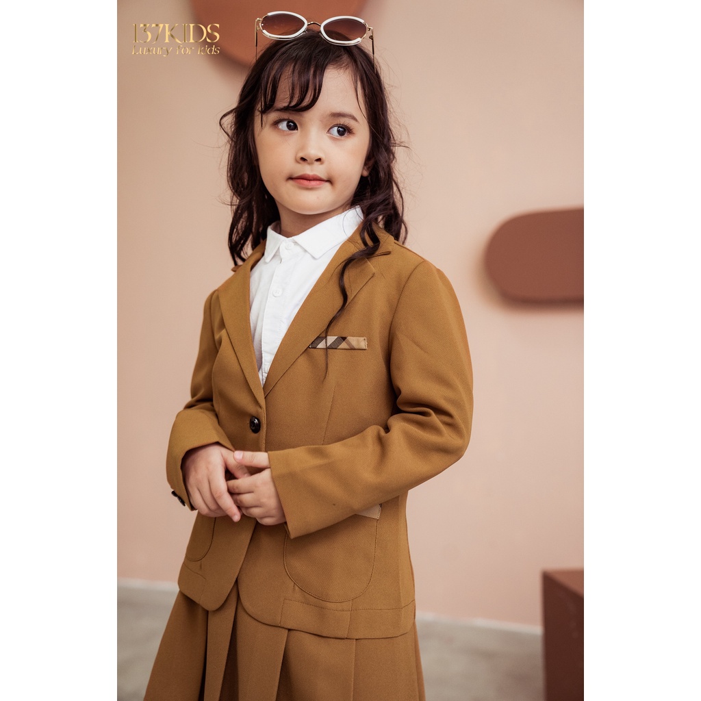 Set áo vest bé gái chân váy xếp ly dáng xòe màu nâu 137KIDS thiết kế 2 khuy dày dặn