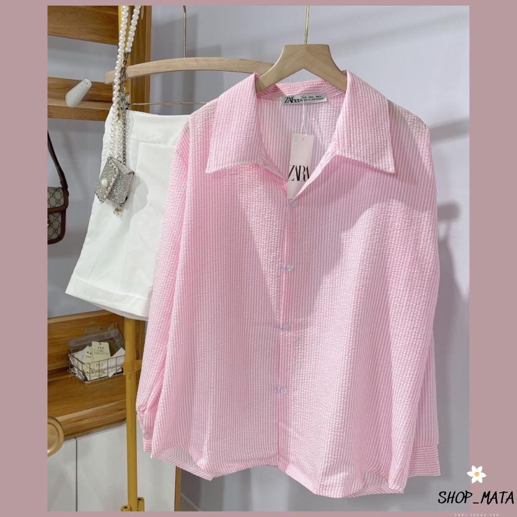 Áo sơ mi dài tay sọc hồng, mix với quần sooc trắng nữ tính ngọt ngào. | BigBuy360 - bigbuy360.vn