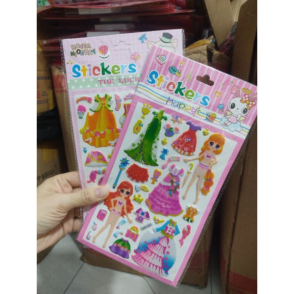 Hình dán nổi thay đồ búp bê