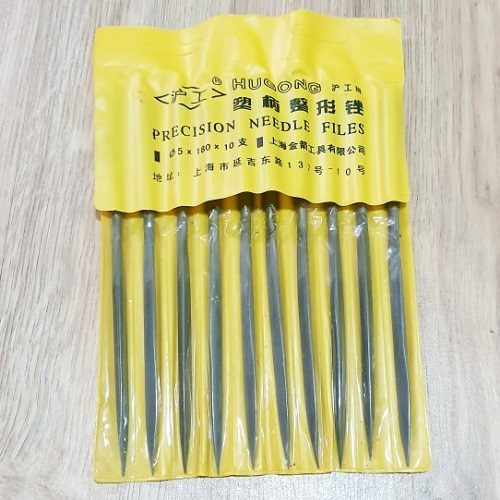 Một Cây Dũa Kim Loại Đầu Tam Giác Nhọn Kích Thước 5mm x 180mm