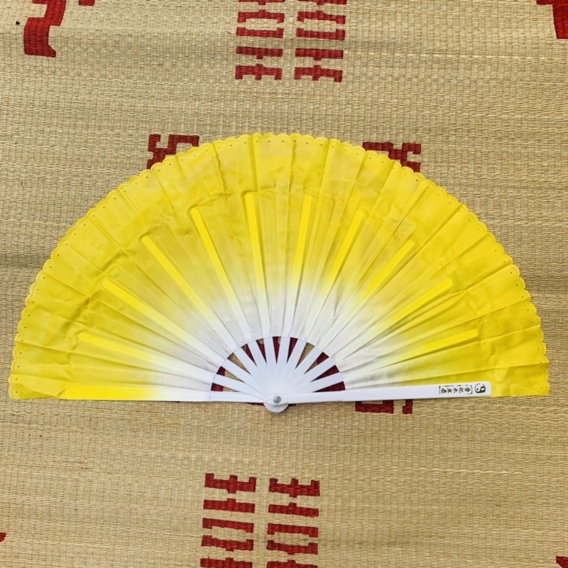 Quạt lụa múa biểu diễn nan nhựa màu vàng