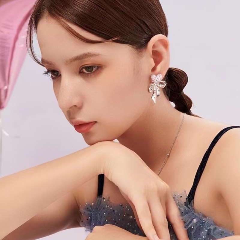 One Khuyên Tai Hình Nơ Đính Đá Xinh Xắn