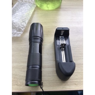 Đèn pin t6 dùng pin 18650 hoặc 3 pin aaa . chống vào nước
