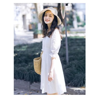 Váy trắng thô thêu hoa