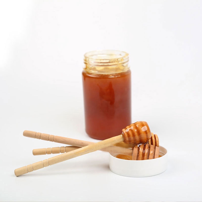 Cây lấy mật ong được làm từ gỗ với tay cầm dài tiện dụng