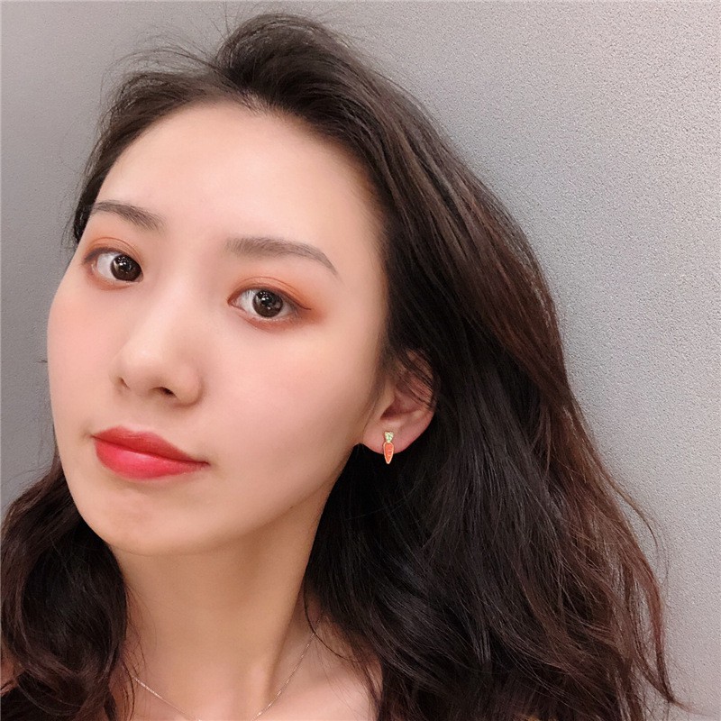 Hoa tai thỏ trắng, cà rốt