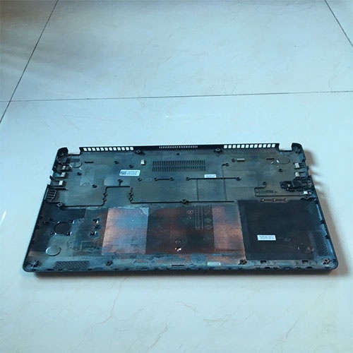 Vỏ D laptop dell v5470 tháo máy( có xước nhẹ nhưng ở trong trạng thái đẹp)