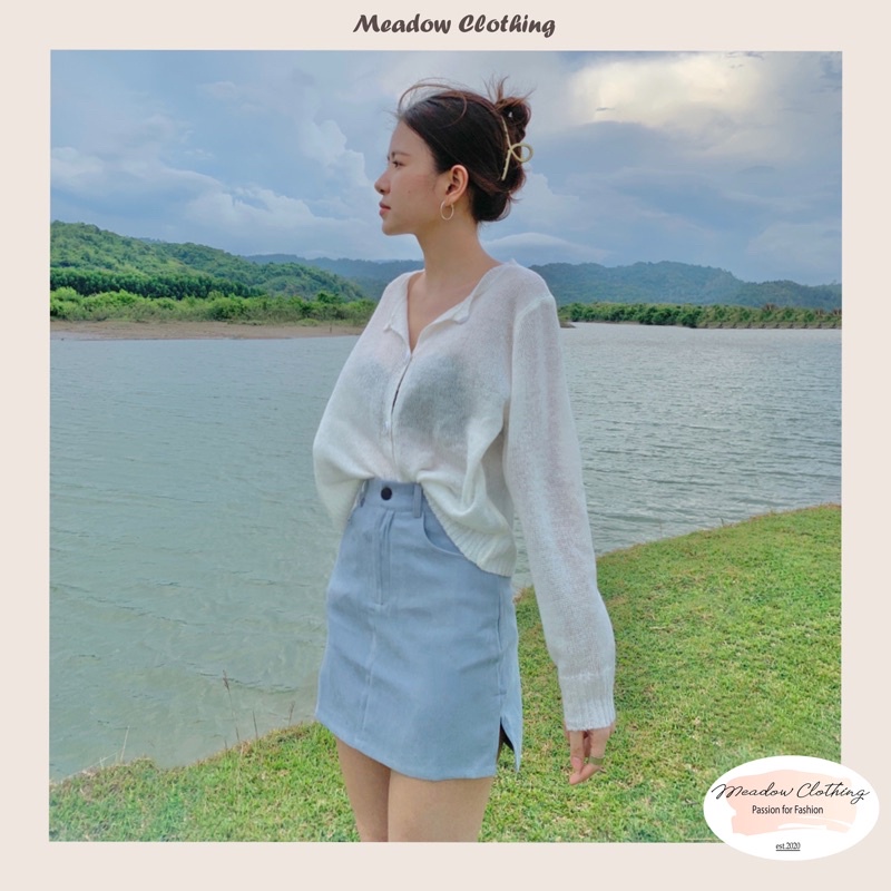 (HÀNG CÓ SẴN) Áo Cardigan len dệt kim mỏng màu trắng Rosé - Jennie / Chân váy chữ A xẻ tà 2 bên màu xanh - Meadow