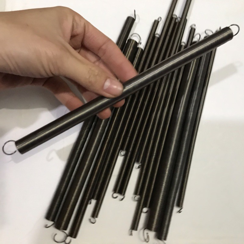 1 cái Lò xo kéo phi 8 dài 200mm