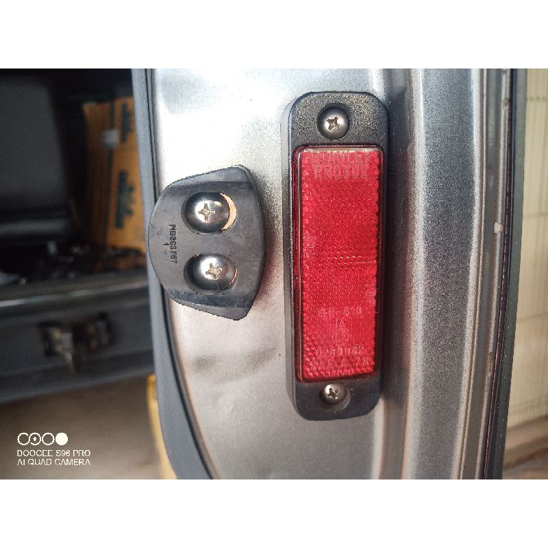 Cao su giảm chấn cửa sau  Pajero V31 V32 V33 V43 V45 V46 V73 V93 MB893757