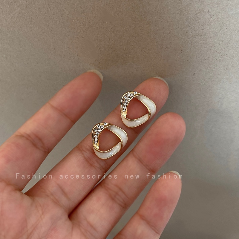 Khuyên Tai Nữ Trang Tạo Hình Độc Đáo