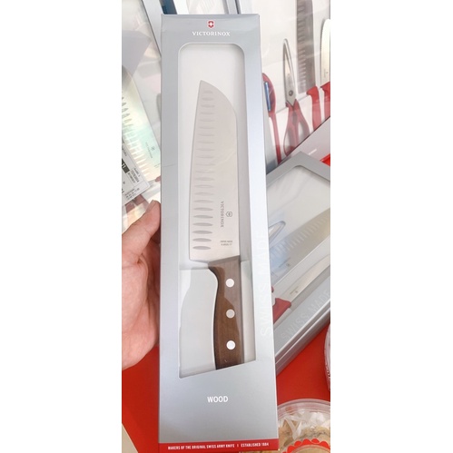 Dao bếp Victorinox Santoku 17cm cạnh sáo, cán gỗ hồng mộc - Thụy Sỹ