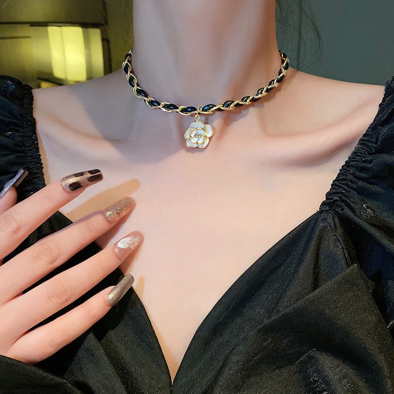 Vòng Cổ Da Màu Đen Phối Mặt Kim Loại Hình Hoa Trà Thời Trang
