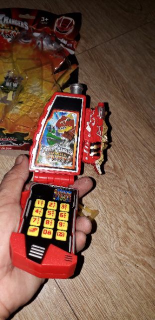 Mô hình điện thoại 3 siêu nhân gao bằng nhựa có nhạc và đèn Led rất đẹp