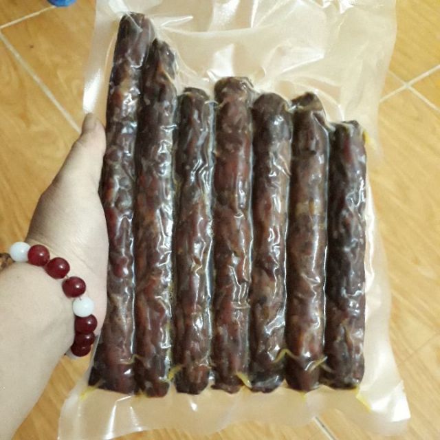 Lạp xưởng gác bếp đóng gói 500g hút chân ko | BigBuy360 - bigbuy360.vn