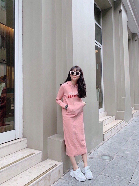 Váy nỉ mũ in chữ