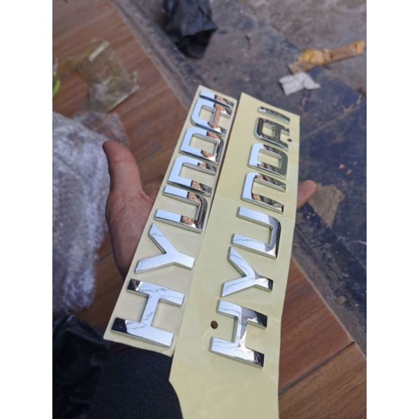 Tem chữ TRAGO/GOLD/HUYNDAI dán trang trí xe tải.