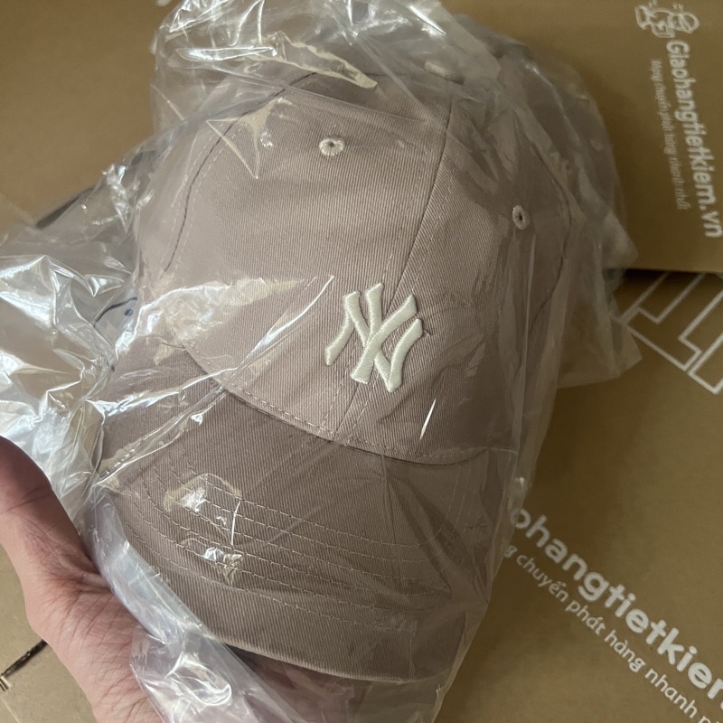 Mũ lưỡi trai MLB màu beige - logo trắng