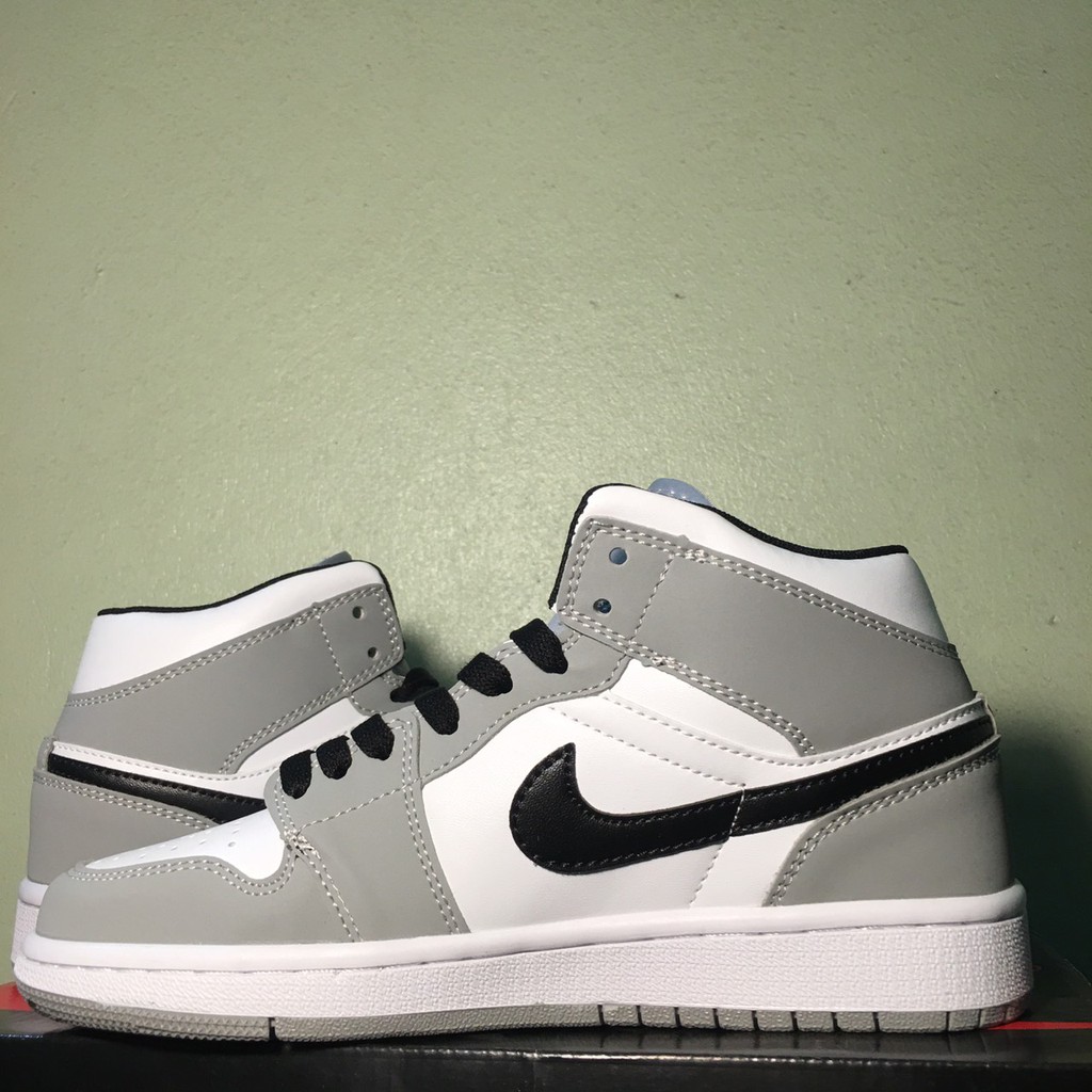 [JD1 Chuẩn 11] Jordan 1 Cổ Cao Mid Older Kids' Shoe Xám Trắng - Giày Thể Thao | BigBuy360 - bigbuy360.vn