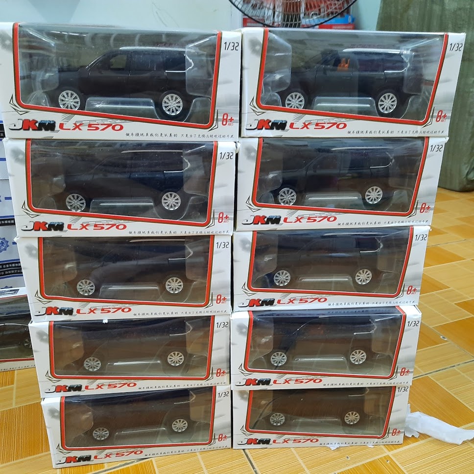 Xe ô tô LX570 tỉ lệ 1:32 màu đen, màu đồng mô hình bằng sắt mở các cửa có đèn và âm thanh
