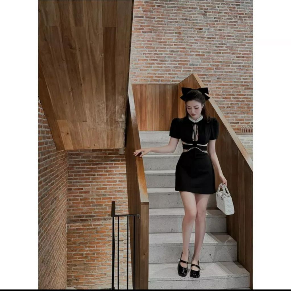 ĐẦM ĐEN KHOÉT EO NGỰC ĐÍNH CƯỜM BÈO CỔ TRẮNG TAY PHỒNG NHẸ