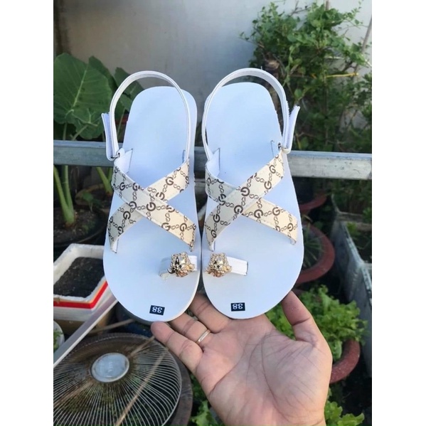 Mẫu g kem phối trắng sandal quai chéo xỏ ngón