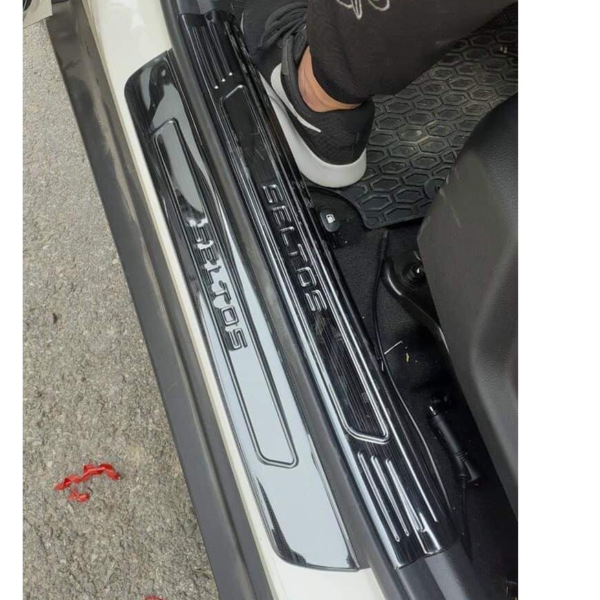 Ốp bậc cửa, Nẹp bước chân xe Kia Seltos 2020-2021 chất liệu titan, mẫu 2