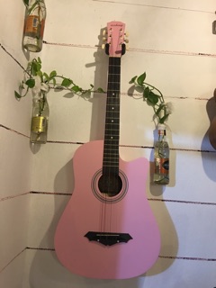 Đàn guitar dáng khuyết