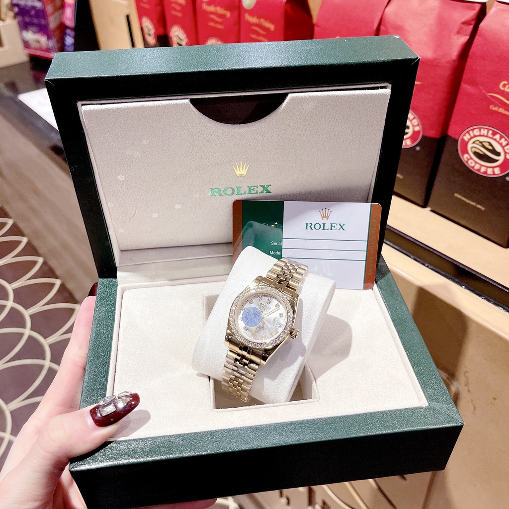 Đồng hồ nữ nhãn hiệu ROLEX mà Ngọc trinh thường sử dụng mặt màu siêu hot 1 thời , cháy hàng đã lâu nay về lại ạ