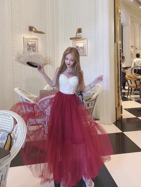 Sĩ- chân váy lưới đuôi cá dài