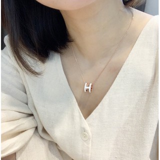 Dây chuyền Titan chữ H nền trắng, đen