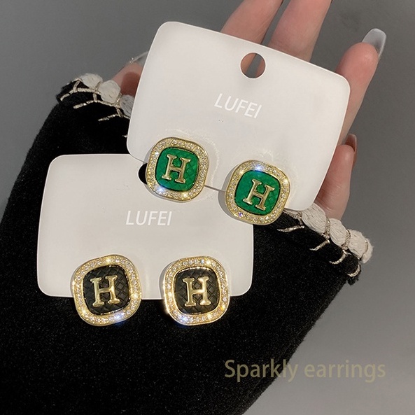 Hoa tai hình chữ cái thời trang thu đông