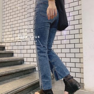 Quần jean ống loe cắt gối