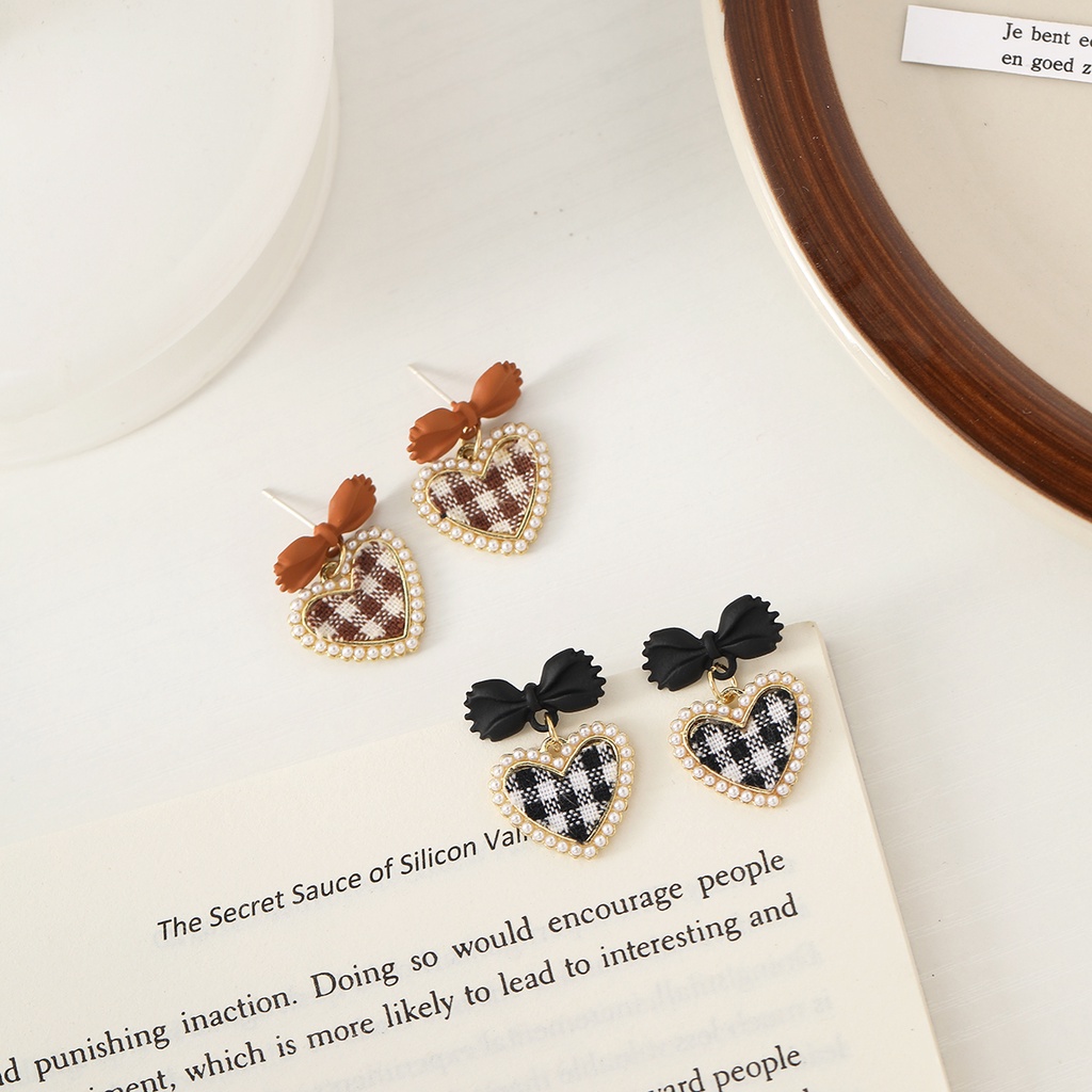 Khuyên tai kẹp không bấm lỗ chốt cố định K028 bằng hợp kim phủ màu hình trái tim sọc caro dáng midi Leous Accessories