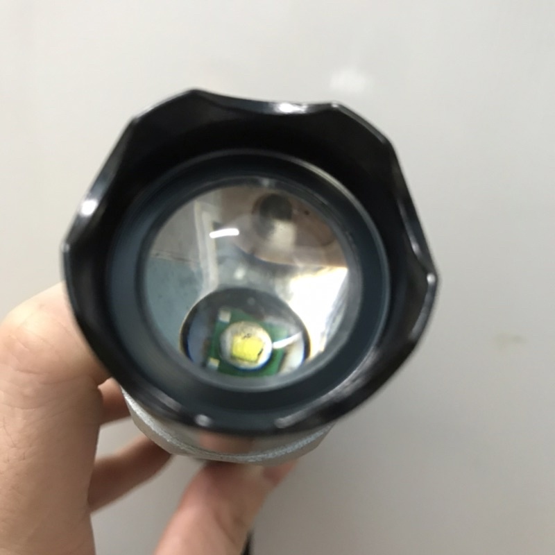 Đèn Pin Police USA Siêu Sáng 001 CREE Q5 nhập khẩu Thái lan với vỏ hợp kim nhôm và 3 chế độ sáng, cực mạnh, mạnh,nháy