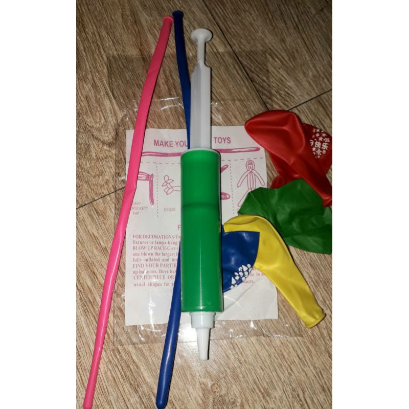 Sét một cái ống bơm mini và 7 cái bong bóng bằng nhựa