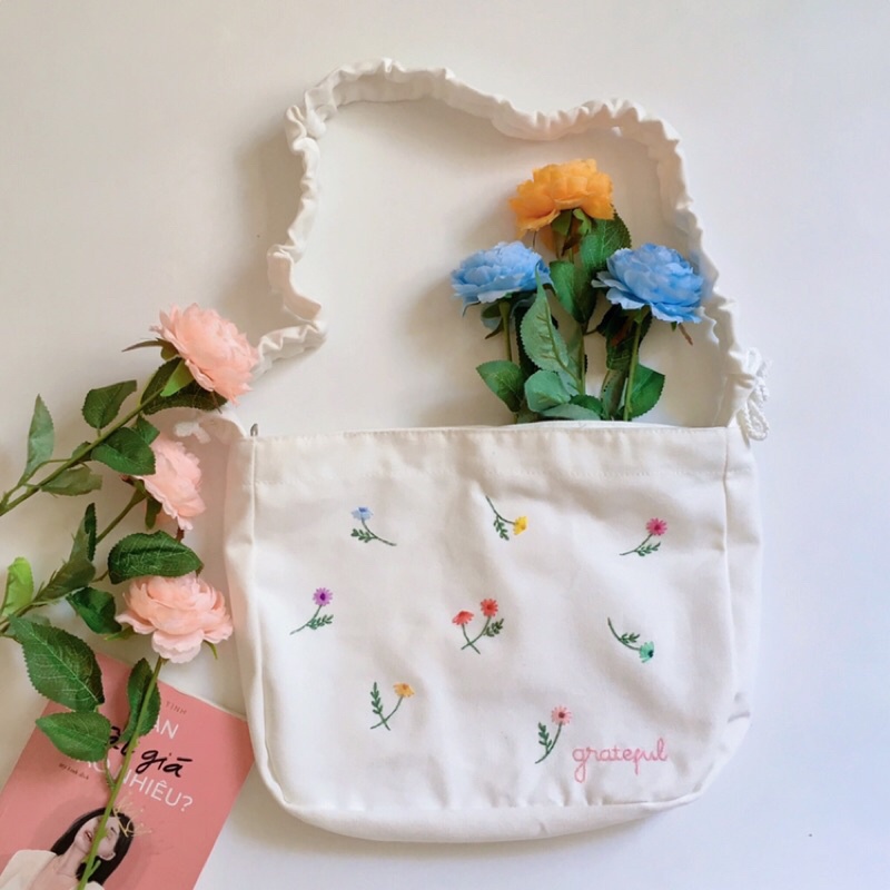 Túi Vải đeo chéo dây rút thêu hoa và tên phong cách unisex