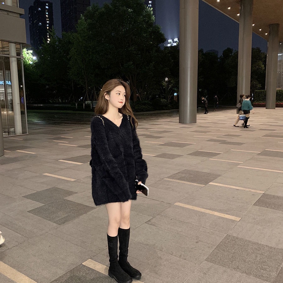 Áo khoác len cổ chữ V màu đen thời trang nữ tính